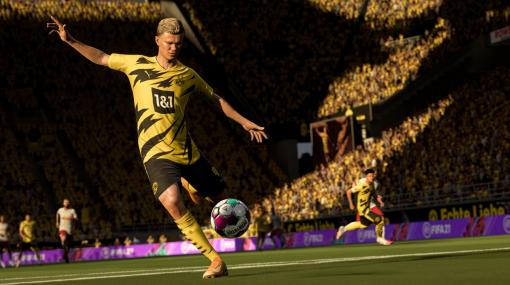 サッカーゲーム『FIFA 21』のPS5版は選手が疲れるとコントローラーのダッシュボタンが重くなる。アダプティブトリガーを搭載したDualSenseならではの機能に