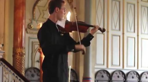 【ハプニング】バイオリン奏者がコンサート中になったお客さんのデレステ起動音をユーモラスにカバー！