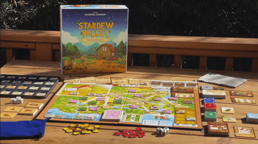 『スターデューバレー』の公式ボードゲームが日本語解説付きで国内販売へ。資源を集めて農業や町の人々との交流に励む人気ゲームが、最大4人で囲んで遊べる駒やカードに