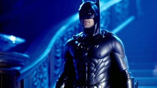 「スーツになぜ乳首が付いてる？」と多くのファンを困惑させた『バットマン』映画のスーツが40000ドルからオークションに出品。ジョージクルーニーが着用したとして知られる悪名高き、けど愛されるスーツは誰の手に？