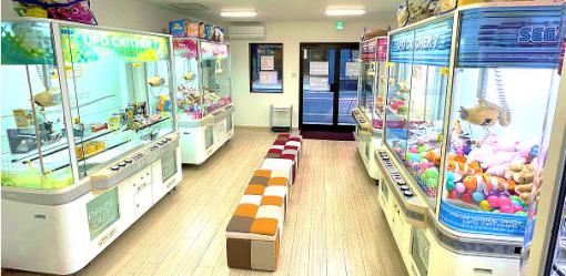 時間制でクレーンゲームをプレイできる「クレーンゲームカフェ キャッチャバ」1号店が東京都足立区竹の塚にオープン