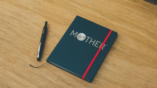 ほぼ日MOTHERプロジェクトの新作グッズ「MOTHERのNOTEBOOK」が12月15日に発売。ページの下に“MOTHERのことば”をプリント