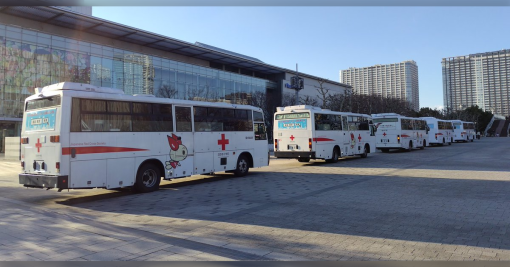 有明に集結しオタクの血を絞り取ろうという確固たる意志を感じる赤十字の献血車両「まるで十字軍」「こうやって命は救われていくのか」 #C101