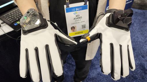 VRコントローラを置き換えられる手袋型デバイス「Contact Glove」を体験。指先に本物の圧力を感じる触覚フィードバックも