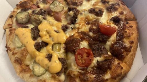 【食レポ】ピザなのにバーガー!? ドミノ新作“バーガーピザ・クワトロ”のお味は？