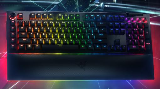 新型メカニカルキーボード「Razer BlackWidow V4 Pro」が発表に。8個のマクロキーとカスタマイズ可能なダイヤル入力を備える