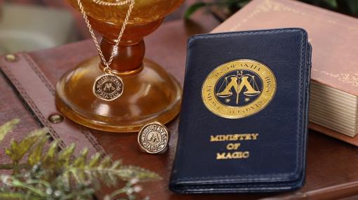 『ハリー・ポッター』シリーズの公式グッズ専門店「マホウドコロ」が期間限定で神奈川・川崎にオープン。魔法世界の統治機構“魔法省”のモチーフをあしらったローブやパスケースなどを新発売