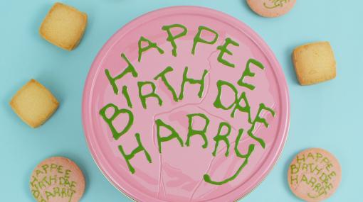 映画「ハリー・ポッターと賢者の石」でハグリッドが作ったバースデーケーキをモチーフにしたクッキー缶が登場！「ハリー・ポッター マホウドコロ」などで販売中