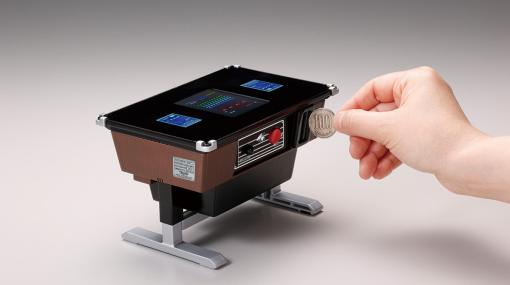 100円硬貨で実際に遊べる約1/6サイズの貯金箱「スペースインベーダー テーブル筐体型」が2024年1月中旬に発売！