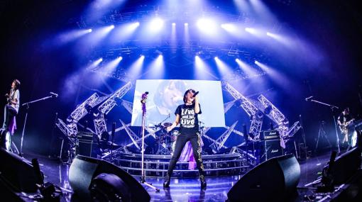 「The QUEEN of PURPLE 2nd Live Tour Live and let “Live”」東京公演レポート：「ナナシス」が誇る4人組ガールズロックバンド“QOP”の現在地