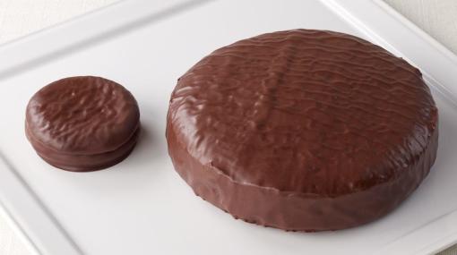 ロッテの「チョコパイ」が重量約9倍のホールケーキになって11月28日より発売へ。チョコパイ発売40周年を記念し、公式オンラインショップにて500個限定で販売される