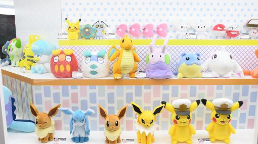 『ポケモン』ホゲータやイーブイフレンズ、キャプテンピカチュウの大きなぬいぐるみが展示。タマザラシ、アローラロコン、ガラルダルマッカなど冬が似合うポケモンたちのアイテムも【アミューズメントエキスポ 】