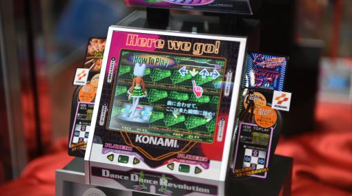 「DanceDanceRevolution Classic Mini」の実機サンプル写真をお届け。液晶は美しく，単体でも問題なく遊べそうな仕上がり