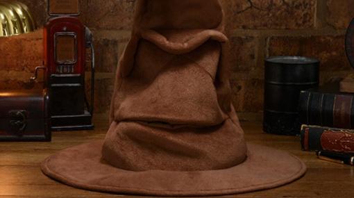 『ハリー・ポッター』シリーズに登場の「組分け帽子」がプライズ景品となって登場。全長約36cmのサイズであの名シーンの再現も可能