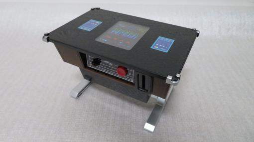 「遊べる貯金箱 スペースインベーダー テーブル筐体型」は再現バッチリ！ 往年の名作をプレイできる貯金箱開封レポート
