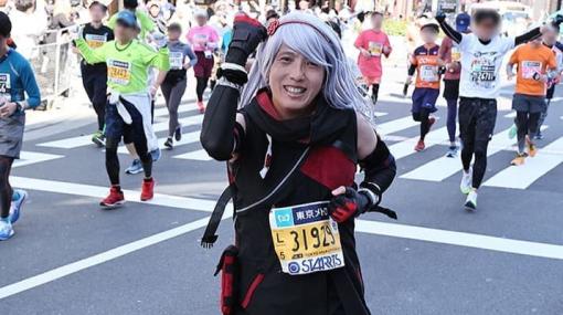 『スカーレットネクサス』ディレクター、なぜか女性キャラのコスプレで東京マラソンの42.195kmを完走する。心折れそうな時に支えてくれたのは、駆けつけた同僚や開発スタッフの応援だった──。