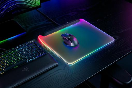 “世界初”を謳う周囲どころか全面が虹色に光るRazerの新作ゲーミングマウスパッド「Firefly V2 Pro」が発売開始。派手な見た目ながらも、スムーズなマウスコントロールが可能な作り