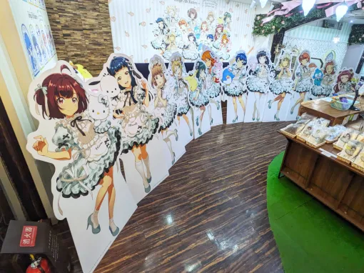 「Tokyo 7th シスターズ」とサンリオキャラクターズのコラボカフェが開催中。描き下ろしイラストを使用したグッズの販売やパネルの展示も