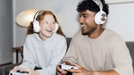A new color, white, is available for SteelSeries headsets on sale from May 10th. Comes with a unique "Base Station" packed with convenient functions such as being able to adjust game sounds and chat sounds at hand