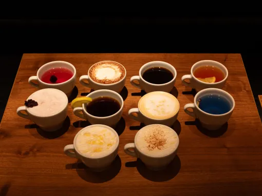『コーヒートーク』の世界観を再現したカフェ＆ポップアップショップが渋谷PARCOにて6月1日より期間限定で開催決定。作中のBGMを楽しみながらオリジナルブレンドを飲める。グッズも販売予定