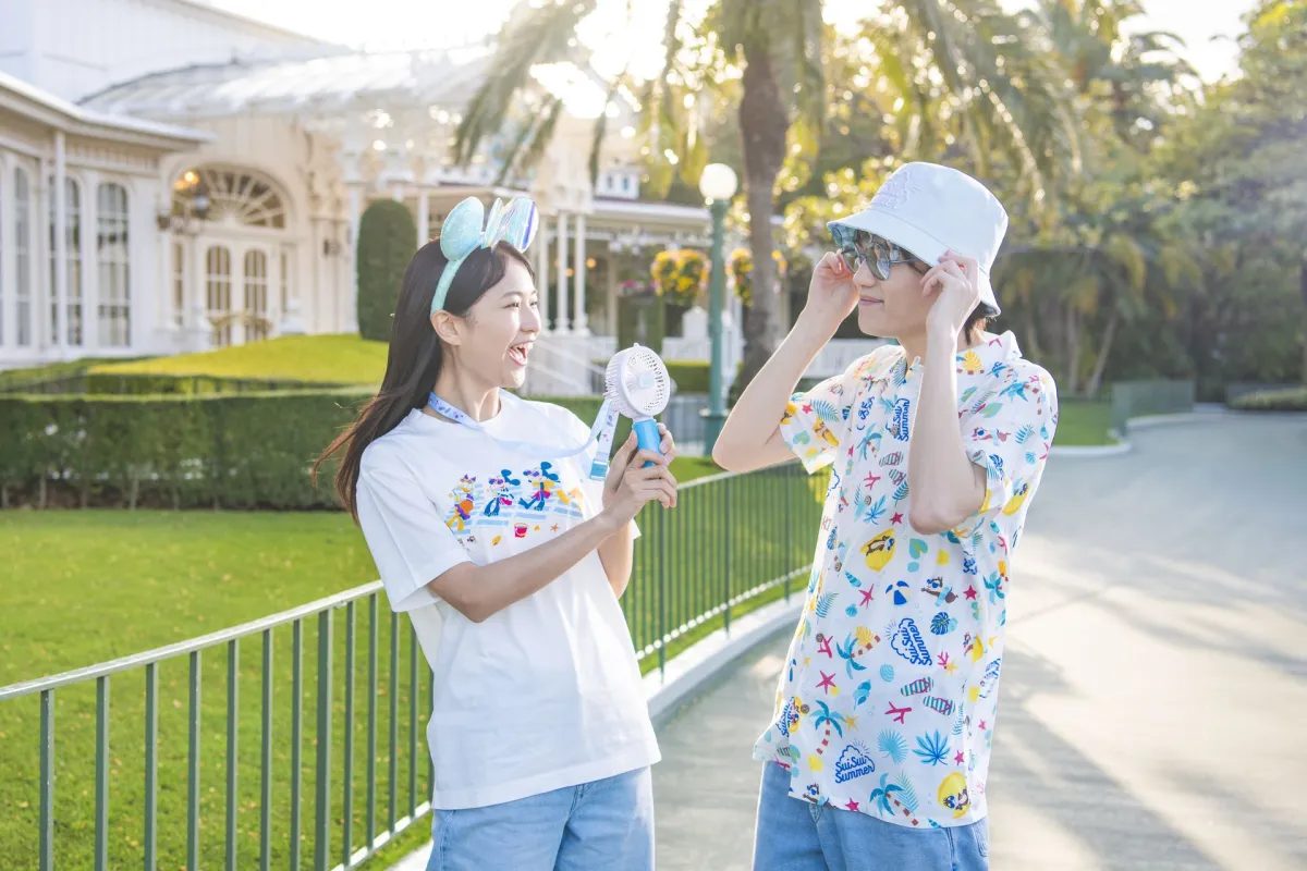 東京ディズニーリゾート、浜辺で夏を満喫しているキャラクターがデザインされた「SuiSui Summer」グッズを6月13日より発売