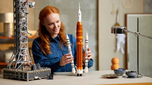 [Adult Lego] A set that reproduces NASA's rockets and launch pads is released. The spacecraft Orion can be mounted inside the rocket, and the solar panel can be spread and displayed on the stand