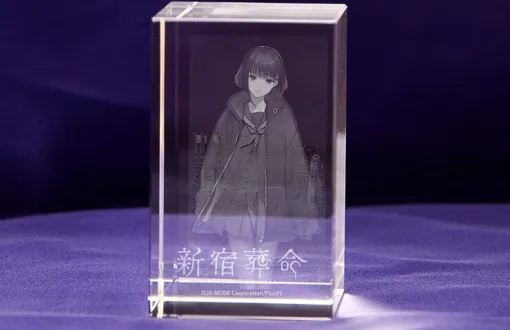 The Switch version of "Shinjuku Funeral" Famitsu DX Pack 3D Crystal Set is now available for pre-order. The 3D crystal is engraved with Rinne Rokudo. Newly drawn tapestries are also included