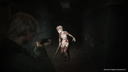 リメイク版『SILENT HILL 2』のアクションは、異形の存在と対峙する恐怖と緊張感をこれでもかと感じる。肩越しの3人称視点やしっかり狙いを定める必要があるハンドガンなど、リメイクの進化を踏まえて再構築された恐怖演出