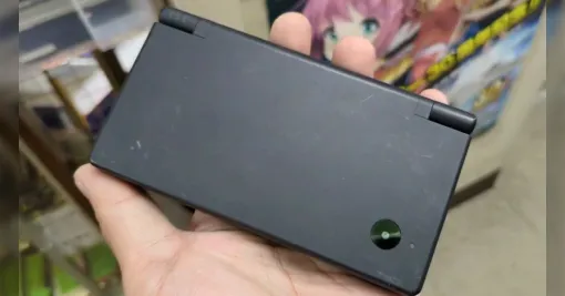 中古の「ニンテンドーDSi」の中に「イケナイ子」が刺さっていたので、片手で滅する人→子どもの頃問題になった体験談が続々と集まる流れに