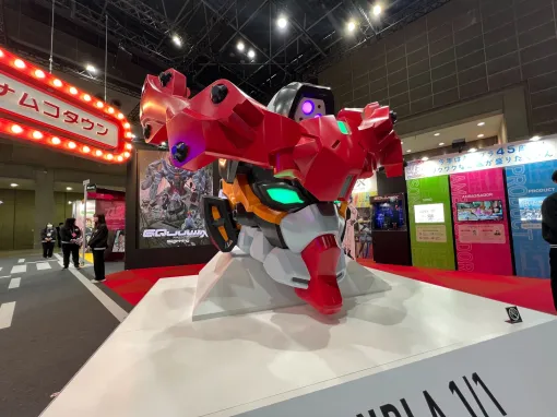 「ジークアクス」1/1ヘッドが登場！ 「赤いガンダム」の立像もあるバンダイナムコブース【AJ2025】