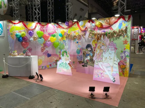 「フライングドッグ」ブースでは「マクロスF」を大特集【AJ2025】オールタイムベストアルバム「娘々グレイテスト☆ヒッツ！」の展示やライブ映像上映も開催