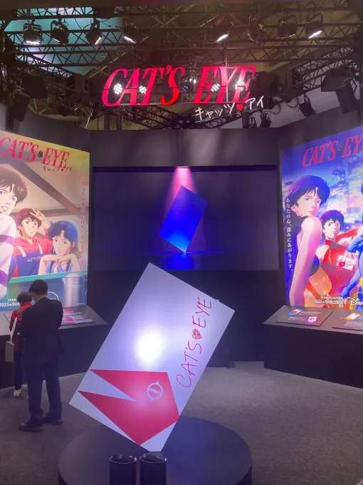 「キャッツアイ」巨大キャッツカード展示！ 新作アニメの特設コーナーがディズニープラスブースにて【AJ2025】