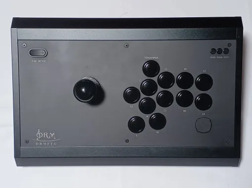 ジャンプボタン搭載アケコン「DRM JS」レビュー レバーレスとレバーのいいとこ取り！ 上ボタンのみならず、利便性の高さが光る名機