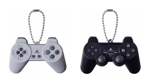 「PlayStation歴代コントローラー」を模したガシャポン商品の発売時期が“5月末”から「6月未定」へ変更。初代プレステやPS2／PS3などの起動音が流れるボタンも搭載されたボールチェーン付きミニマスコット