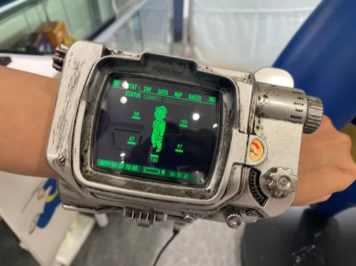 「フォールアウト」ドラマ版Pip-Boyレプリカが日本上陸！ ポップアップショップ先行フォトレポート7月19日より池袋/名古屋PARCOにて