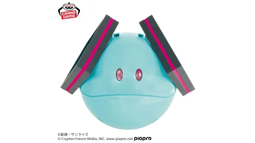 初音ミクとハロのコラボスピーカーがプライズ景品として登場。初音ミクカラーのボディに、特徴的な髪留めを付けたデザイン。スイッチを入れると目が光り、PCやスマホとつなぐと口のスピーカーから音が流れる