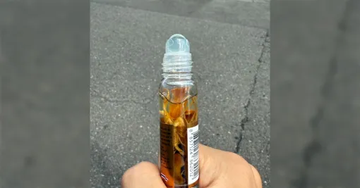 タイの虫刺されの薬めっちゃ効くけどやっぱりキモすぎる→「なにこれ...ホルマリン漬け？」「呪物感ある」「バイオハザードに出てきそう」