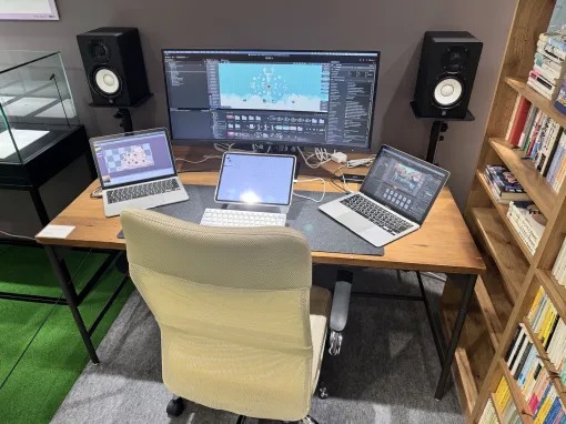 「違う冬のぼくら展」フォトレポート! 開発前の貴重な企画書展示やところにょり氏の作業デスク、本棚を再現した空間も 「違う冬のぼくら展」フォトレポート! 開発前の貴重な企画書展示やところにょり氏の作業デスク、本棚を再現した空間も