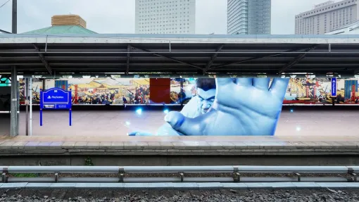 SIE、PS5プロモで両国駅3番線ホームに“巨大魔人力士”を召喚相撲の聖地で力士が本物の電車を食い止め猫を救う