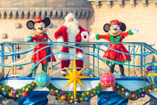 東京ディズニーシー、ショー「ディズニー・クリスマス・グリーティング」公式ショットを公開
