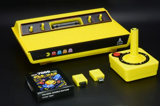 「ATARI 2600+ パックマンエディション」レビュー 初めて家庭用ゲーム機に移植された2600版に加え、7800版パックマンも収録 「ATARI 2600+ パックマンエディション」レビュー 初めて家庭用ゲーム機に移植された2600版に加え、7800版パックマンも収録