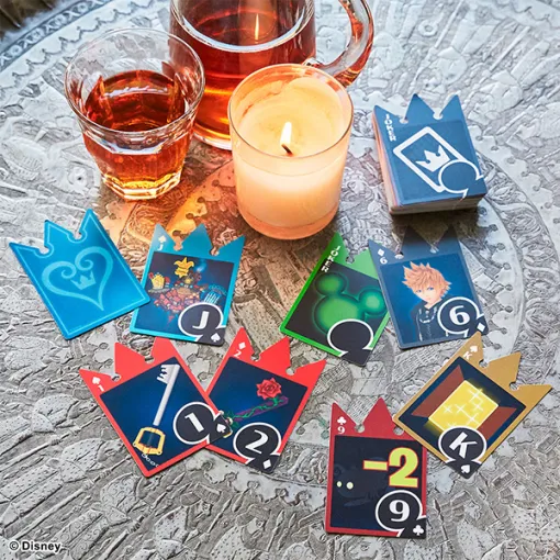 『キングダム ハーツ Re:チェインオブメモリーズ』のトランプ再受注分が11月29日に発売。作中に登場する「バトルカード」をモチーフにした王冠型のダイカットトランプ 『キングダム ハーツ Re:チェインオブメモリーズ』のトランプ再受注分が11月29日に発売。作中に登場する「バトルカード」をモチーフにした王冠型のダイカットトランプ