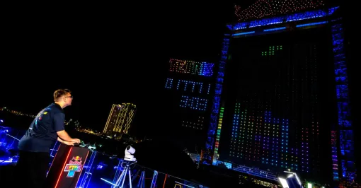 ドローン2000機で“空中テトリス”　ドバイで世界大会決勝