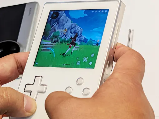 10:9画面に「原神」が映える！ アルミ筐体のゲームボーイ風Androidデバイス「AYANEO POCKET VERT」が2月20日に国内発売先行予約は3,000円引きで購入可能