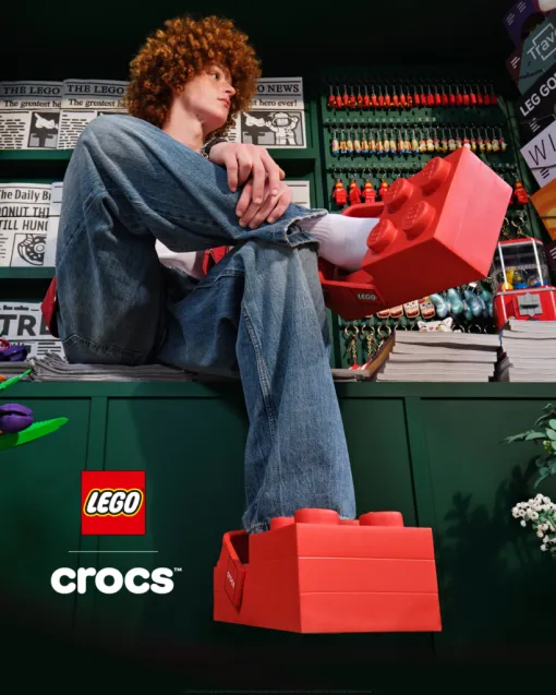レゴとクロックスのコラボシューズ「LEGO Brick Clog」がすごい。クロックスシューズ4足が付属したミニフィギュアが同梱。価格は約150ドルで、（現地時間）2月16日より発売予定