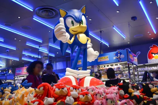オープン目前「SEGA STORE OSAKA」を見物し、セガ社長らに話を訊いた。「『龍が如く』は西でも強い」など、大阪ならではの部分を教えてもらった オープン目前「SEGA STORE OSAKA」を見物し、セガ社長らに話を訊いた。「『龍が如く』は西でも強い」など、大阪ならではの部分を教えてもらった