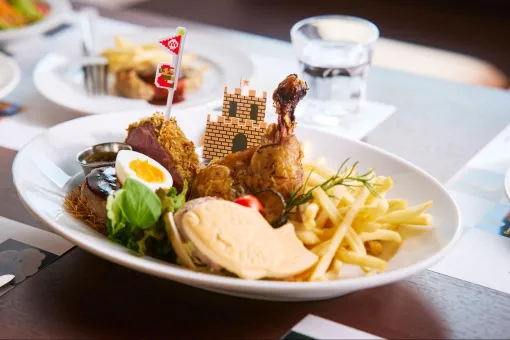 ニンテンドーミュージアム新施設「スーパーファミリーレストラン」試食会に行ったら、本物の鯛を包んだ“たい焼き”が出てくる、遊び心たっぷりのスーパーな献立で最高だった。なんと料理に付属するピックやコースターは持ち帰りOKらしい ニンテンドーミュージアム新施設「スーパーファミリーレストラン」試食会に行ったら、本物の鯛を包んだ“たい焼き”が出てくる、遊び心たっぷりのスーパーな献立で最高だった。なんと料理に付属するピックやコースターは持ち帰りOKらしい